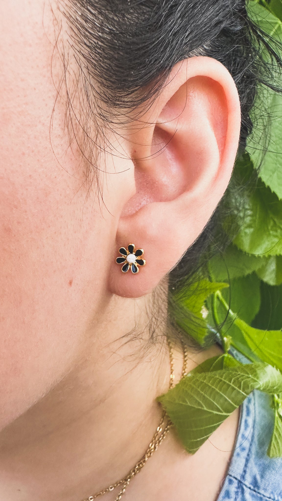 Avery | Flower Screw Back Stud Earrings