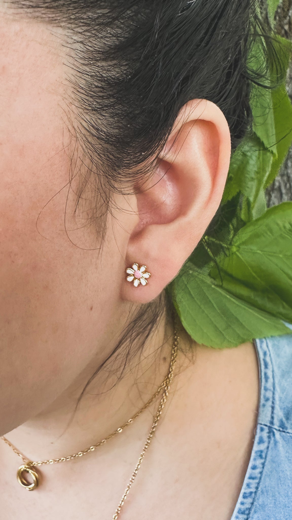 Avery | Flower Screw Back Stud Earrings
