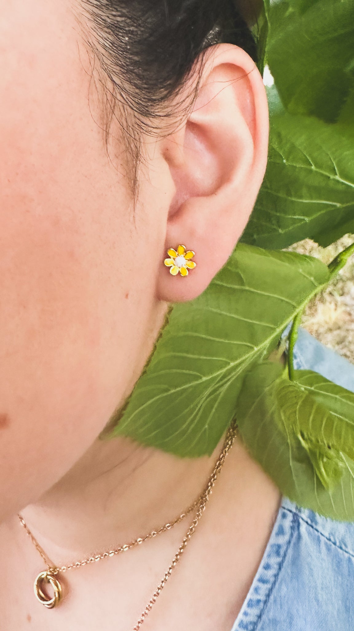 Avery | Flower Screw Back Stud Earrings
