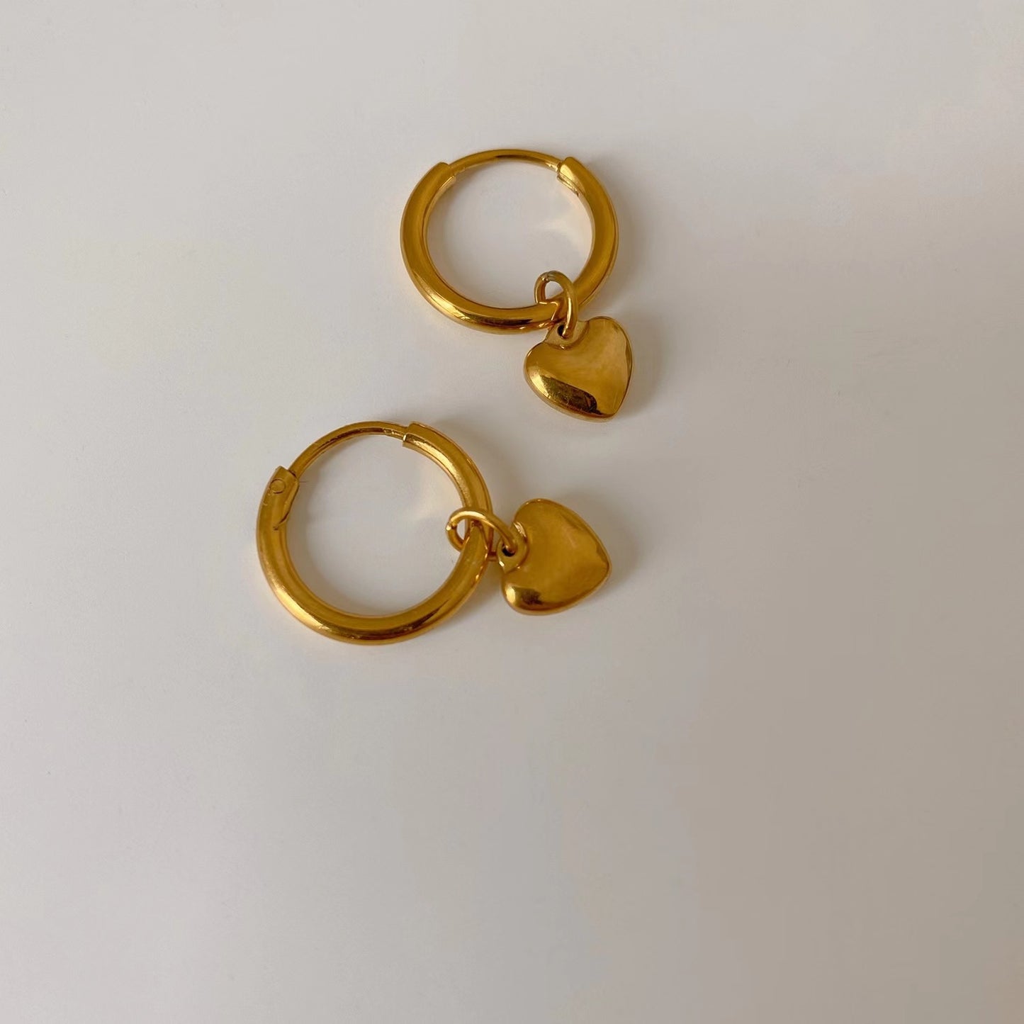 Corazón | Solid Heart Huggie Earrings